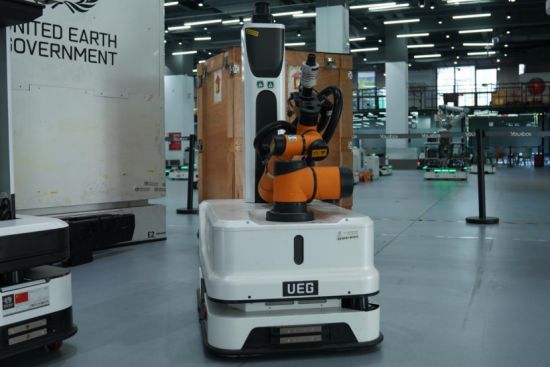 在《流浪地球2》中出镜的优艾智合工业级移动机器人，已被广泛应用于多种行业。张令