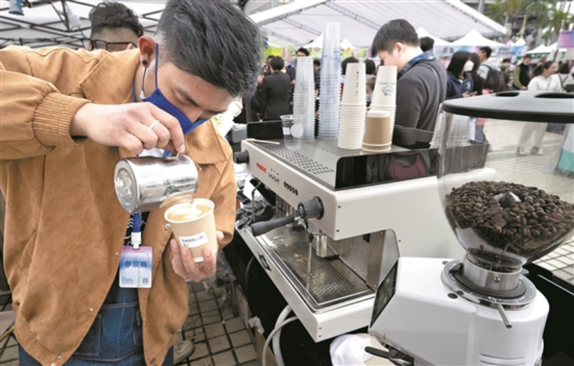 咖啡师在咖啡文化集市展位上冲调咖啡
