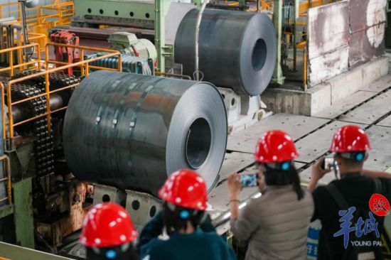 2月24日，记者在湛江市宝钢湛江钢铁有限公司见证钢卷的“诞生”