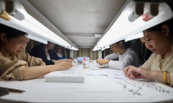 工人在加工生产珍珠成品。郭龙碧 摄