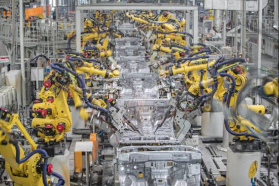 智能化焊接机器人在进行焊接作业。图源：新华社