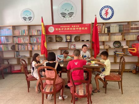 在大西洋的北岸，小朋友们开心的阅读中文图书