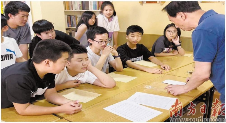 西班牙马德里爱华中文学校的老师向学生讲解如何写侨批。受访者供图