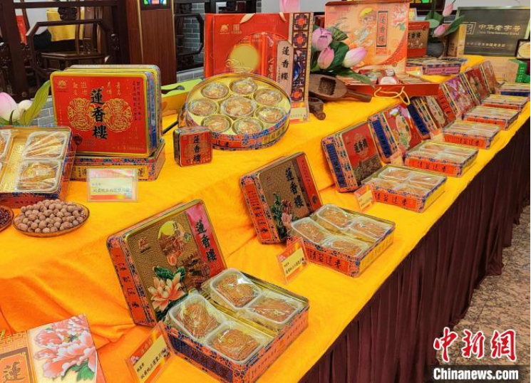 7月24日，广州莲香楼总店摆放的各式月饼。张御林