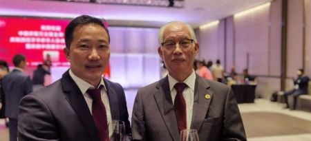 周长栓会长与德高望重的老一辈侨领合影留念