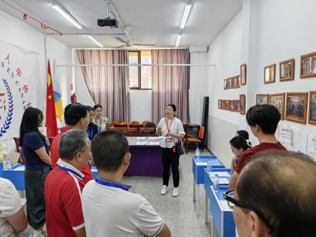 使馆工作人员向志愿者讲解工作流程