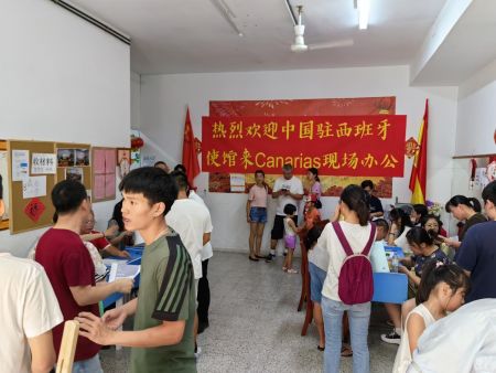 现场办公活动现场 志愿者帮助侨胞解决预约问题