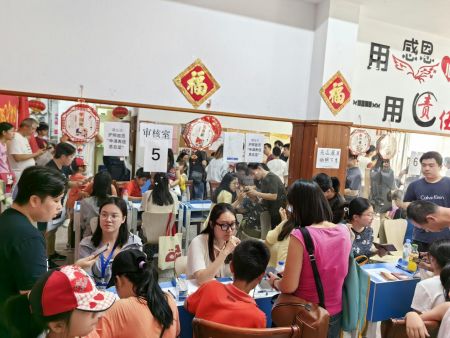 驻西使馆领侨处到大加纳利海岛办公现场工作中