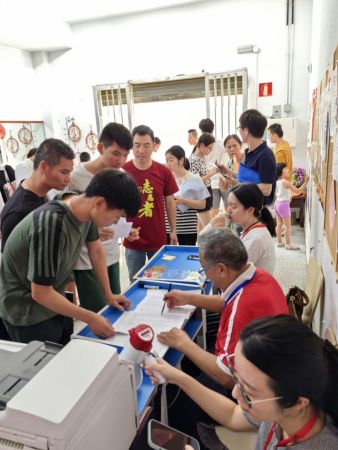 加纳利华人华侨协会李丽驱会长带领侨团协助领侨处现场办公