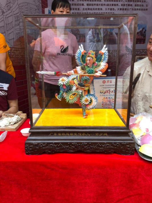 图为在汕头小公园开埠区展出的嵌瓷三雄鸡摆件