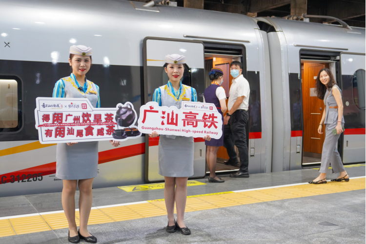 广汕高铁首趟高铁列车开行现场