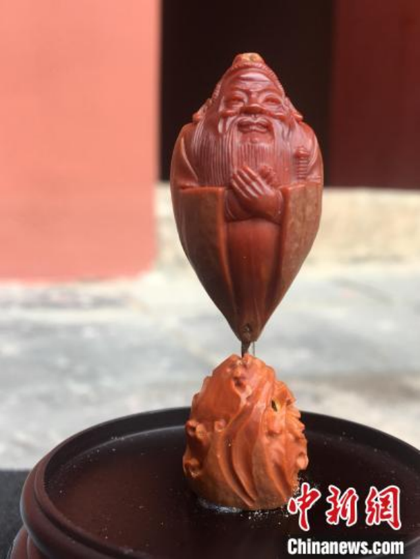用黑榄核雕刻的孔子雕像。黄前程