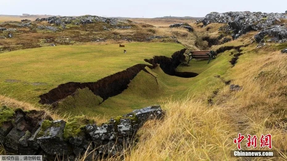 资料图：11月13日消息，冰岛气象局称，10日凌晨至下午2点间共记录了近800次地震，频繁地震导致大地出现裂痕。由于担心地震引起火山爆发，冰岛当地时间11日宣布进入紧急状态，警方敦促相关地区居民撤离。