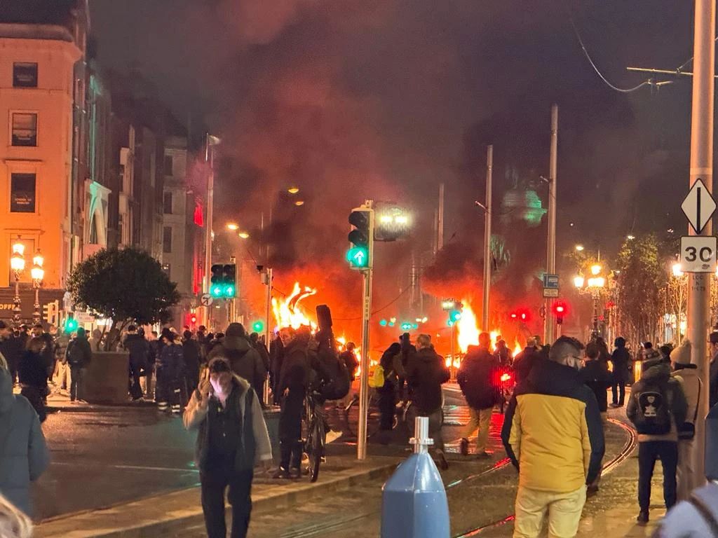 当地时间23日晚，爱尔兰首都都柏林发生反移民骚乱。（受访者供图）