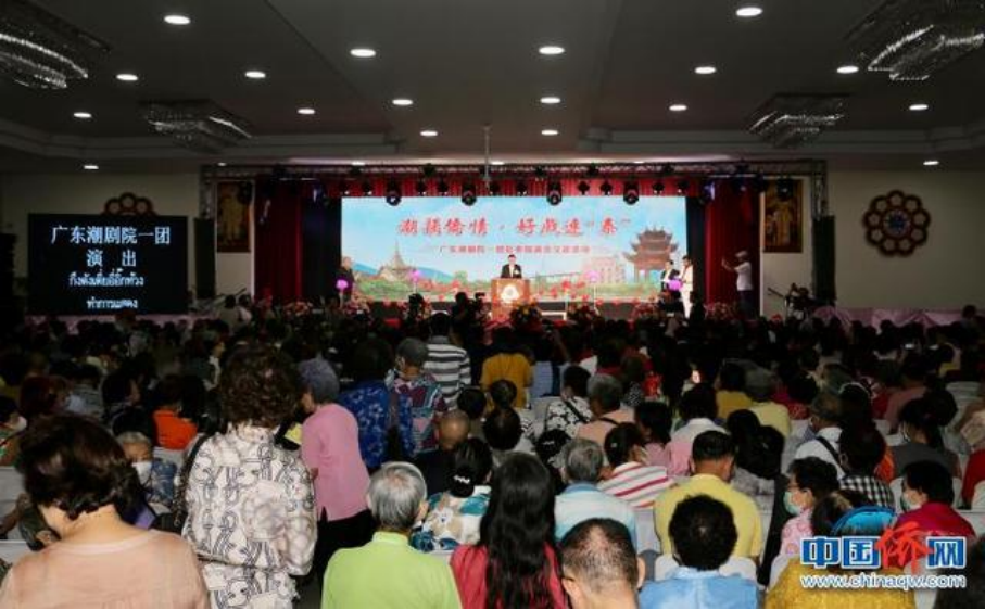 潮剧到访泰国进行文化交流，图为演出期间，容纳千人的饶平同乡会大礼堂场场爆满。汕宣供图