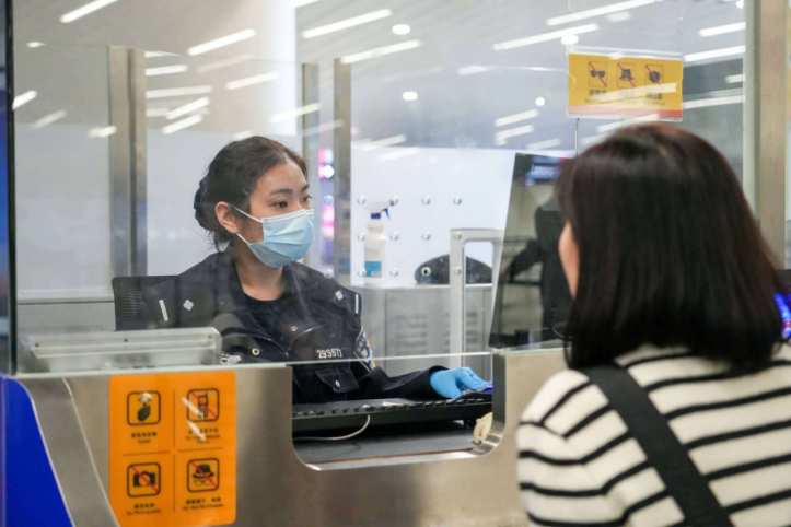 边检民警查验证件