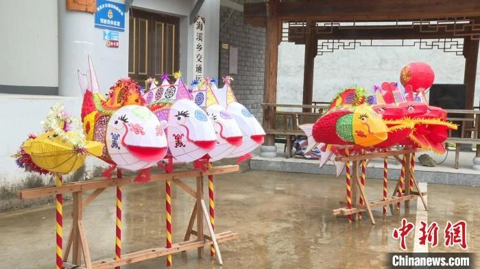 图为青田鱼灯。