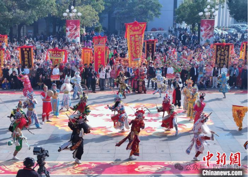 汕头英歌舞展演巡游活动2月14日在汕头举行，潮汕地区15支英歌队到场表演，气氛热烈。钟欣