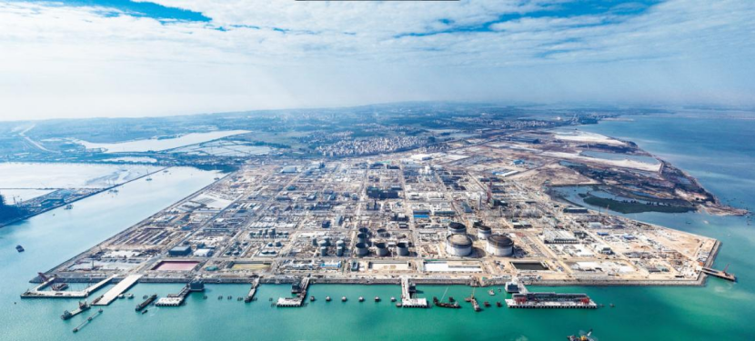 湛江东海岛石化产业园区内的巴斯夫（广东）一体化基地项目现场塔台林立、管道纵横交错。张令