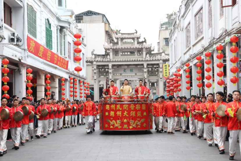 非遗巡游受到民众欢迎。许钰敏