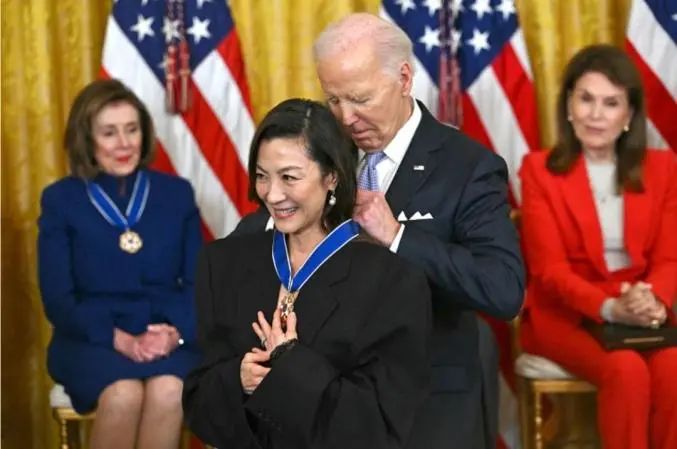 当地时间5月3日，拜登向杨紫琼颁发美国“总统自由勋章”。图源：美媒
