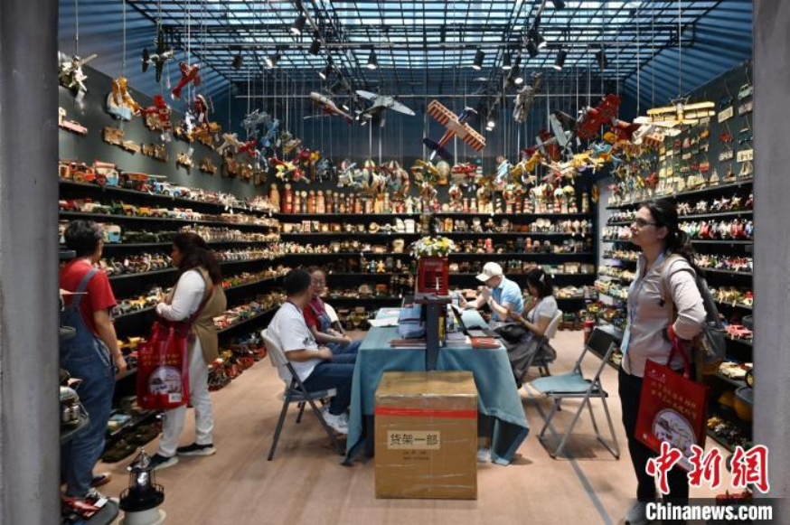 4月25日，第135届广交会上礼品类展区展品琳琅满目。中新社记者