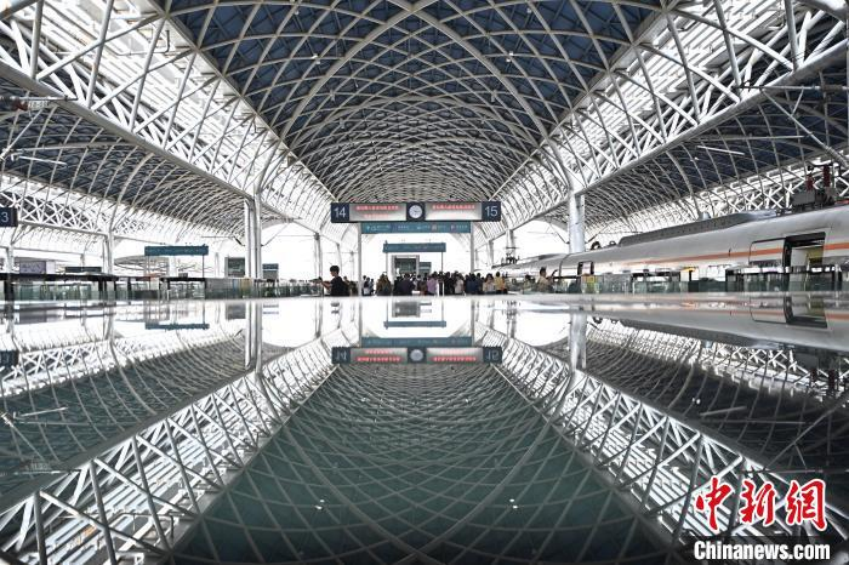 5月14日，广州地铁集团面向媒体开放试乘广佛南环城际铁路。图为佛山西站。　中新社记者