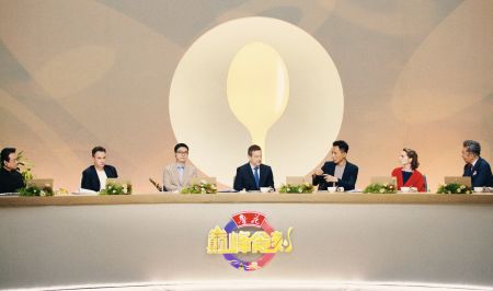 （法国驻华大使与知名文化学者等组成的美食品鉴团）
