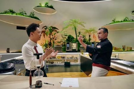 （中法厨师合作完成融合菜品）