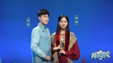 （张睿、黄龄演唱共创歌曲《唯情不变》）