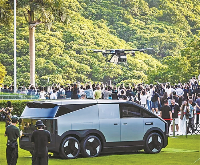 “陆地航母”飞行汽车的飞行体和陆行体部分