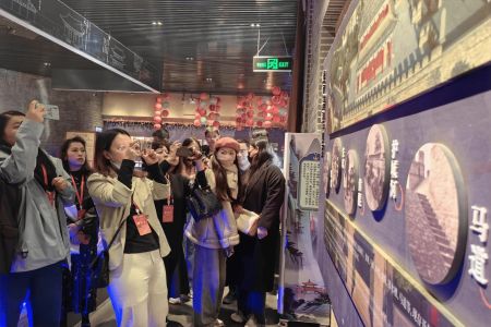 图为海外华文媒体代表在古马道遗址博物馆参观。