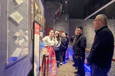 图为海外华文媒体代表在古马道遗址博物馆参观。