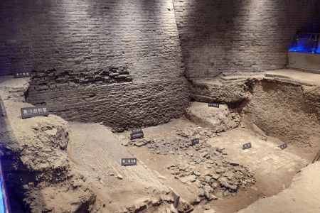 图为古马道遗址特写。