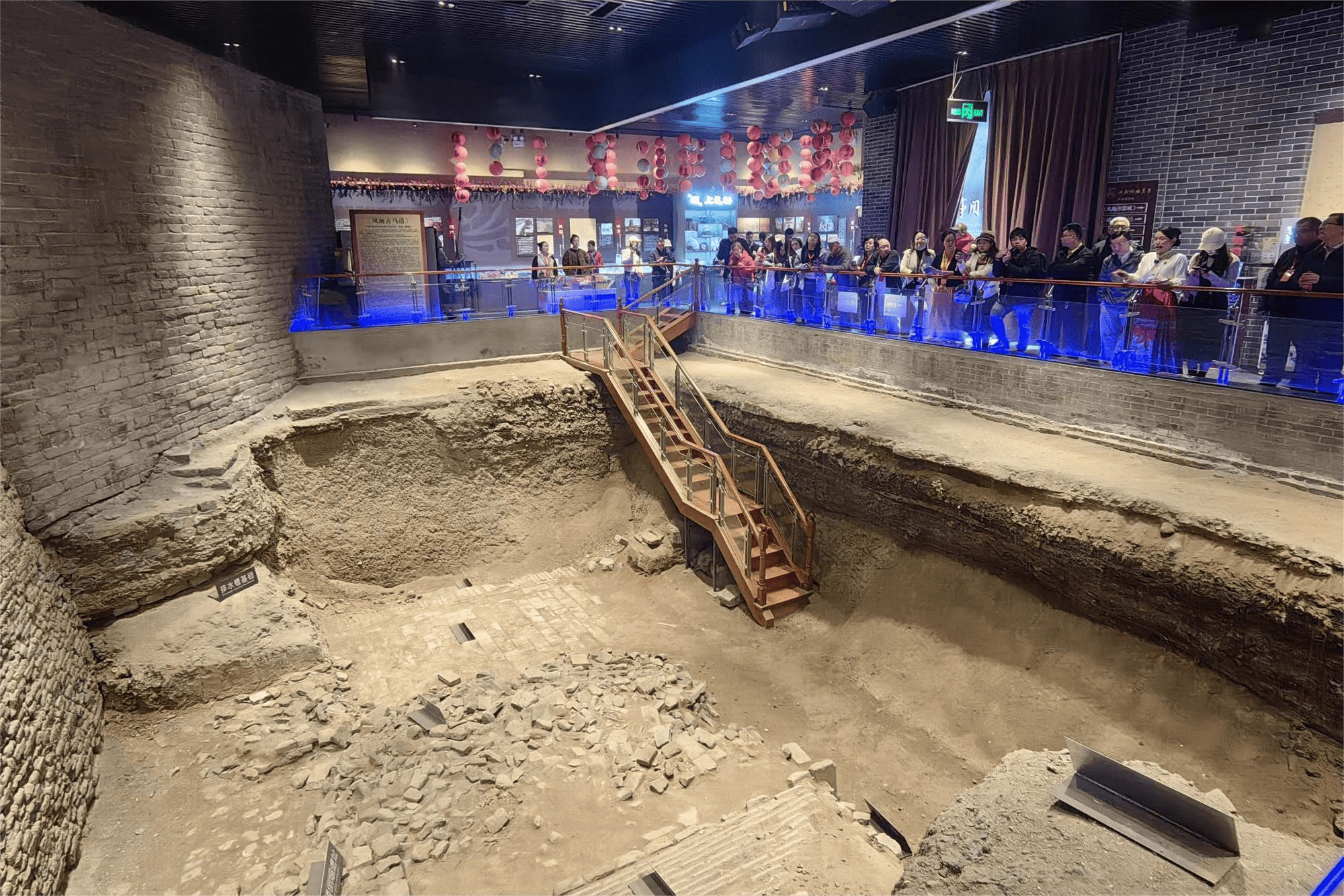 图为海外华文媒体代表在古马道遗址博物馆参观。