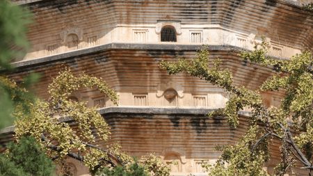 图为嵩岳寺塔局部。