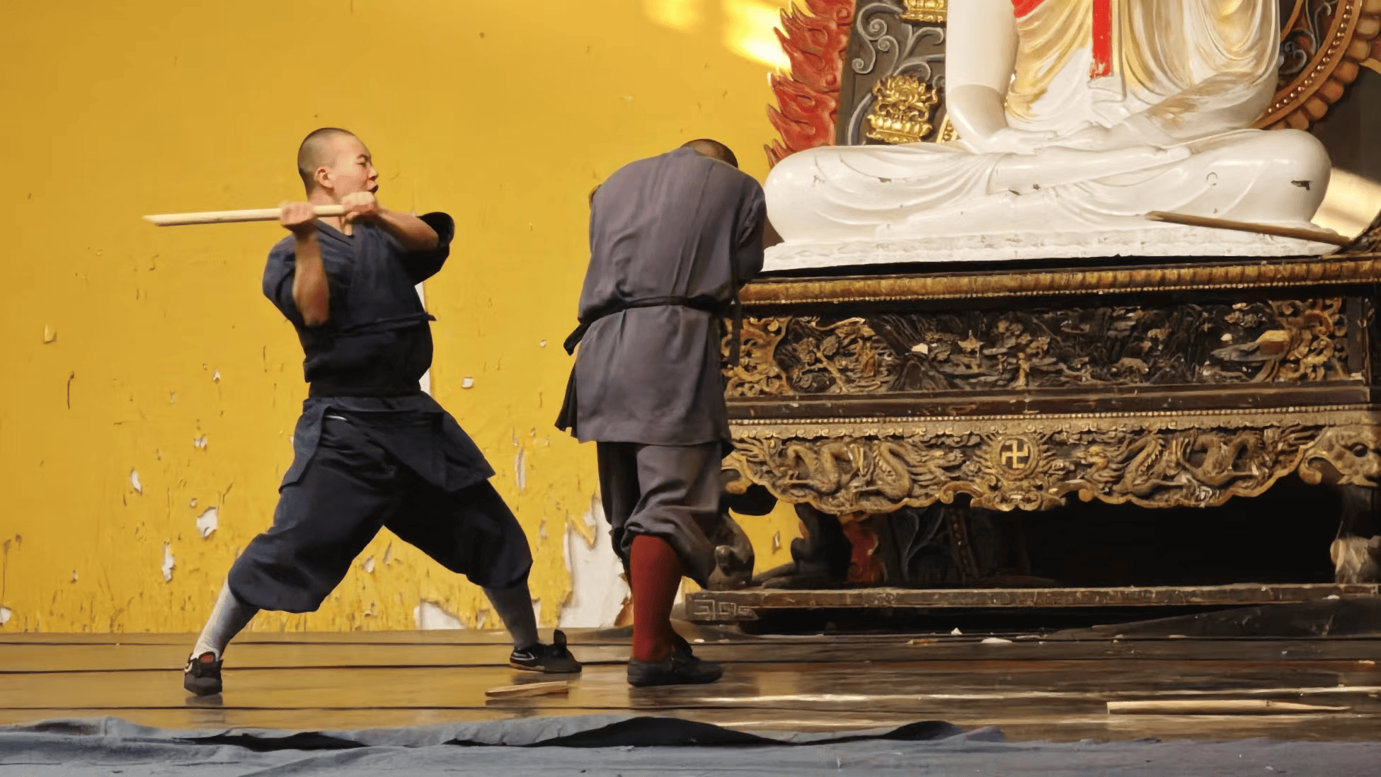 图为武僧团表演金钟罩铁布衫。