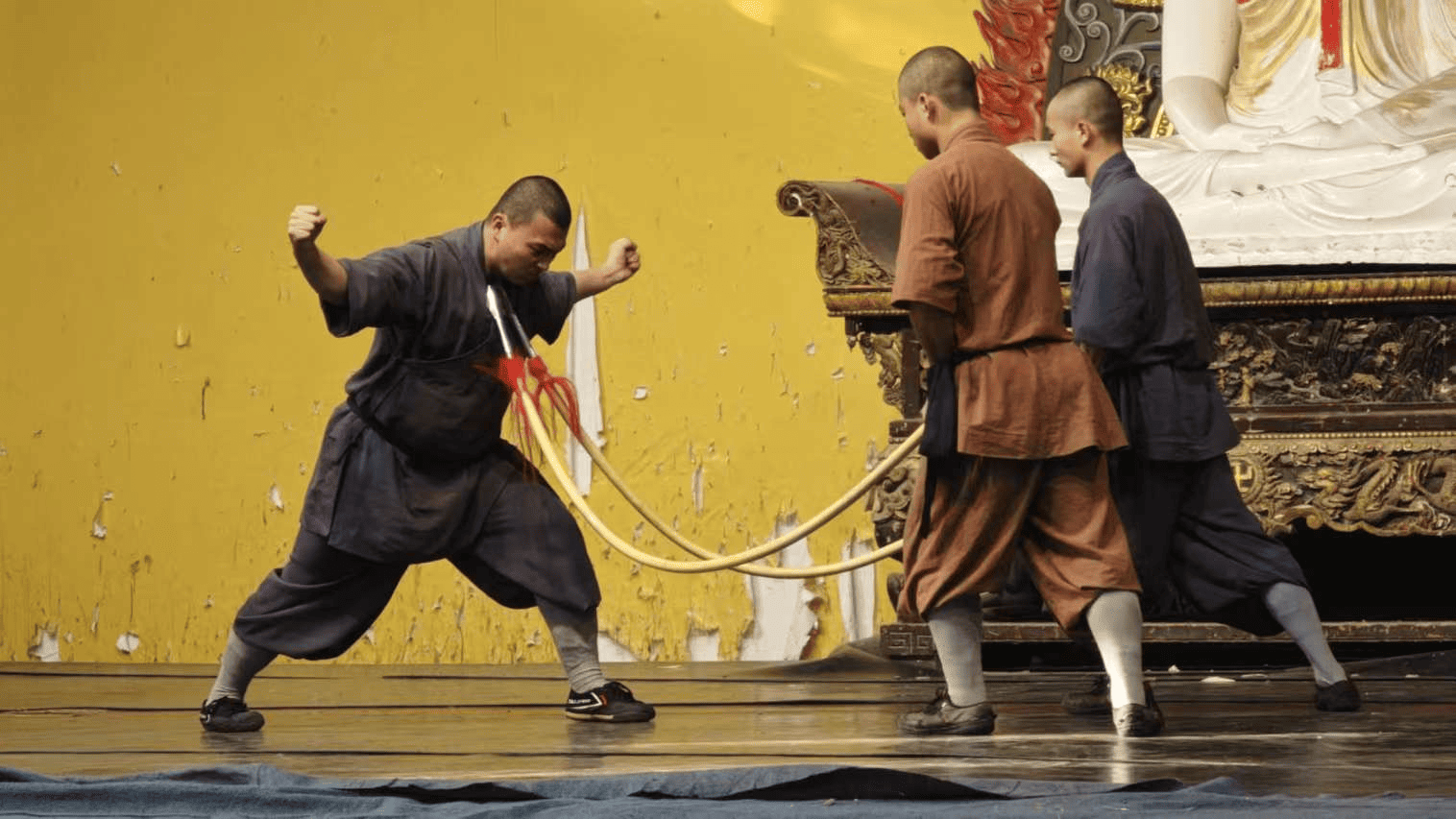 图为武僧团表演金枪刺喉。