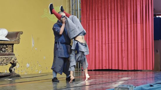 图为武僧团表演二指禅。