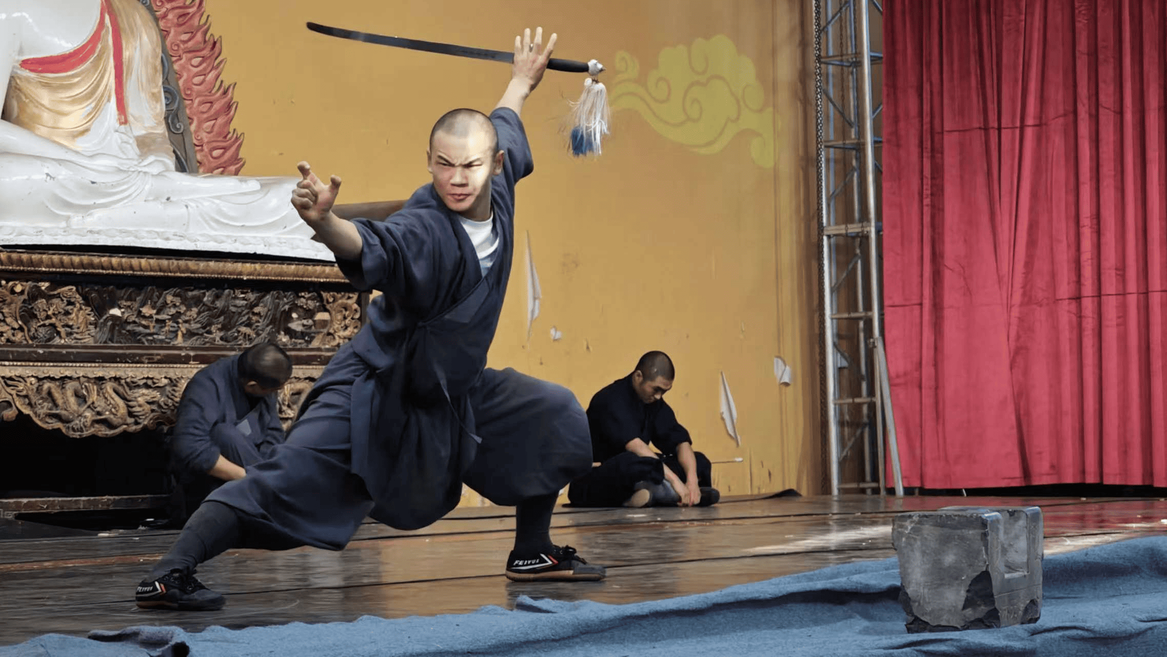 图为武僧团表演醉剑。