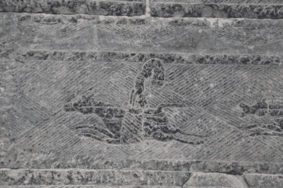 图为马戏图上倒立在马背上的少女。