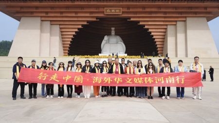 图为海外华文媒体代表合照。