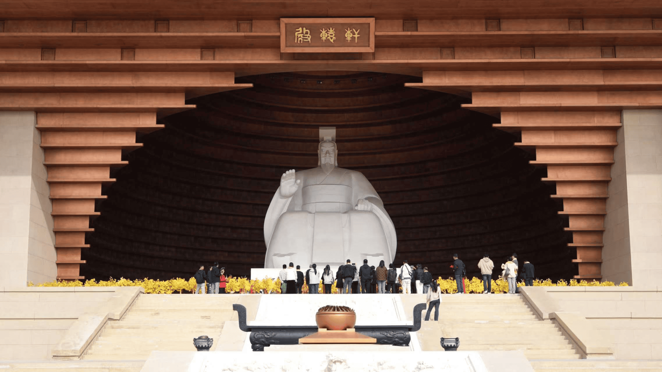 图为海外华文媒体代表在拜谒始祖黄帝。