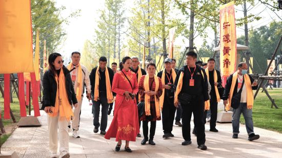 图为海外华文媒体代表在黄帝故里景区参观。