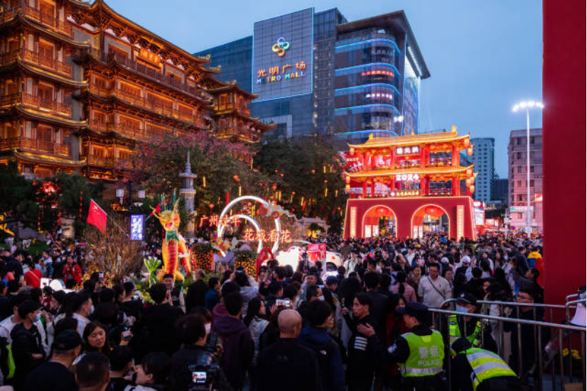 行过花街才过年。行花街，是广府地区春节前夕的一项重要传统民俗活动，也是国家级非物质文化遗产之一。吴秒衡