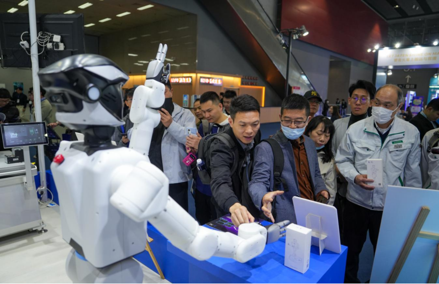 2月25日，广州国际智能制造技术与装备展览会在广交会展馆开幕，粤产“里掂F1”人形机器人热情迎客