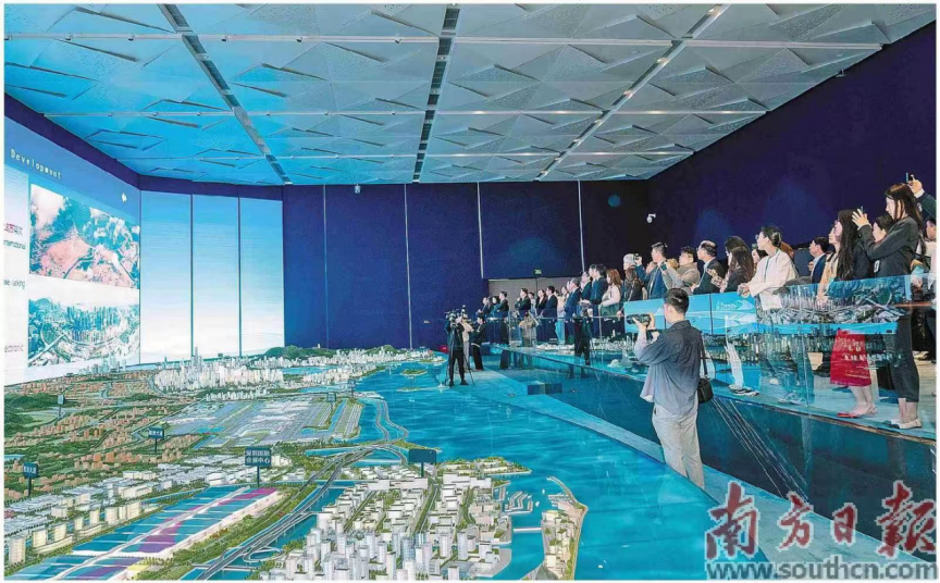 4月3日，外资企业“广东行”活动代表来到深圳前海展示厅调研。南方日报记者