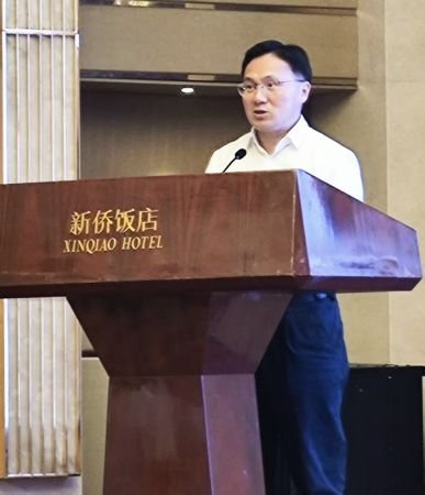 杭州市侨联党组书记赵欣浩主持启动仪式 杭州市侨联党组书记赵欣浩主持启动仪式
