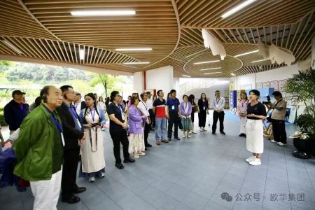记者团聆听特教老师的介绍