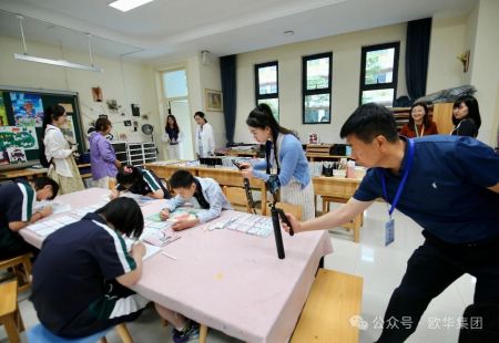 认真作画的学生们